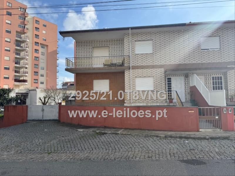Prédio urbano destinado a habitação, sito em Gondomar;