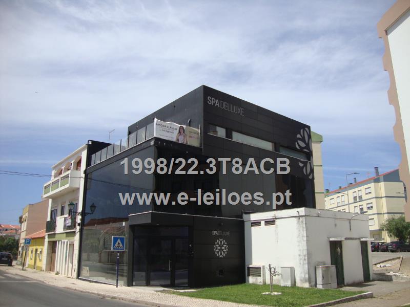 Prédio urbano situado na Avenida de Angola, Lourinhã