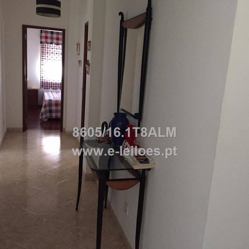 Lote com um espelho e um móvel