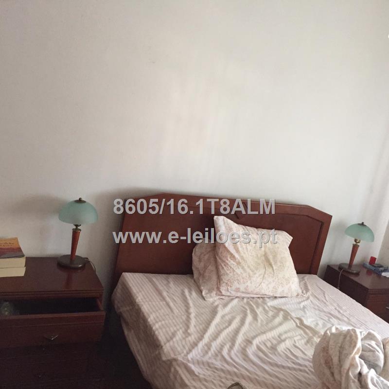 Lote com mobília de quarto e um televisor