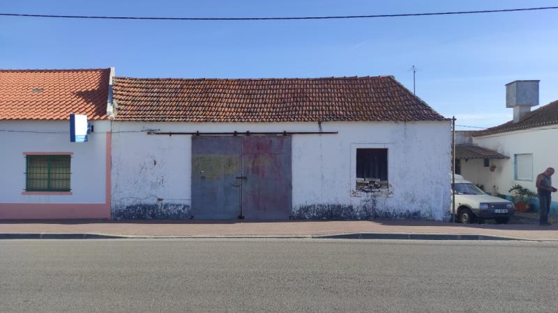 Fotografia de imóvel: 1 / 2 (Um Meio) Prédio Urbano, casas baixas  e quintal