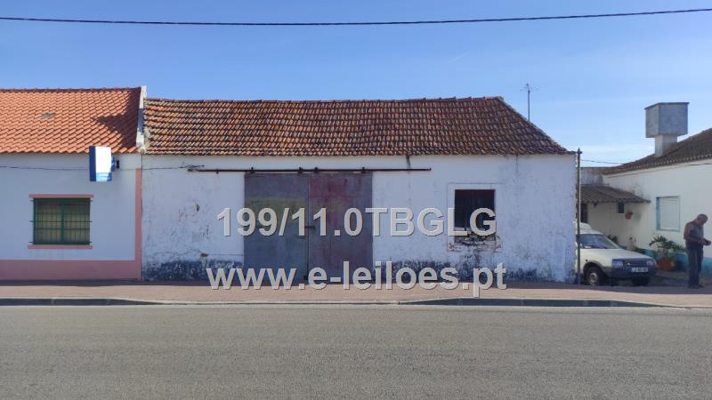 1 / 2 (Um Meio) Prédio Urbano, casas baixas  e quintal