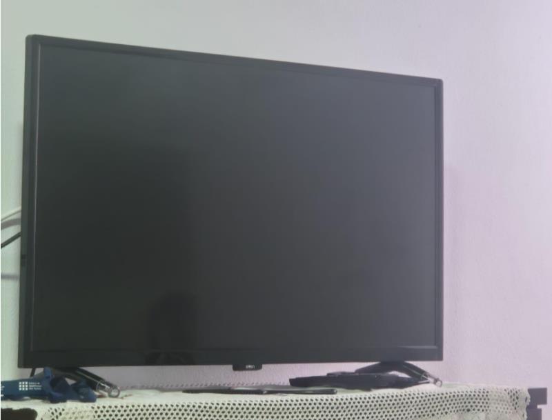 Fotografia de mobiliário: TV preta Syon 28 polegadas (180-240V)