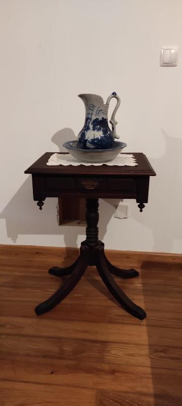 Fotografia de mobiliário: Mesa de telefone em madeira com 1 gaveta