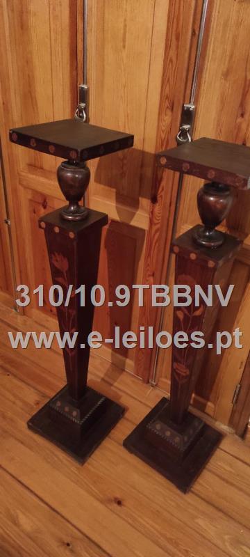 Conjunto de 2 colunas em madeira talhada