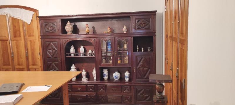 Fotografia de mobiliário: Móvel de sala em madeira com 2 portas em vidro