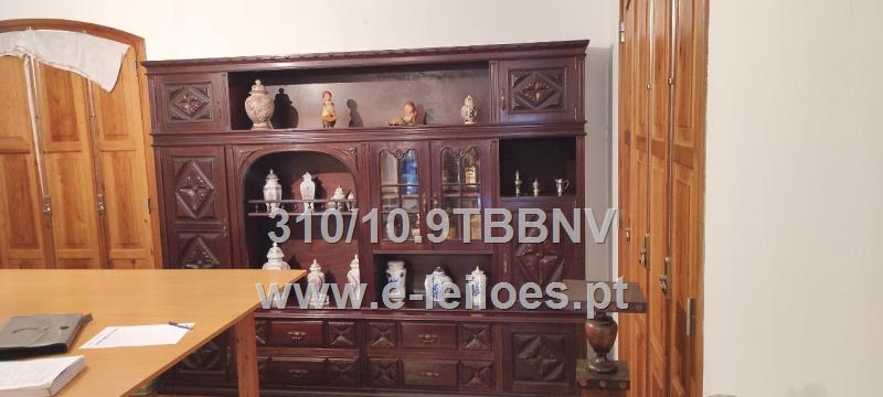 Móvel de sala em madeira com 2 portas em vidro