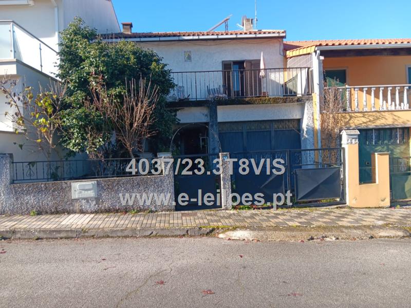 Casa de dois pavimentos com quintal, em São João da Pesqueira