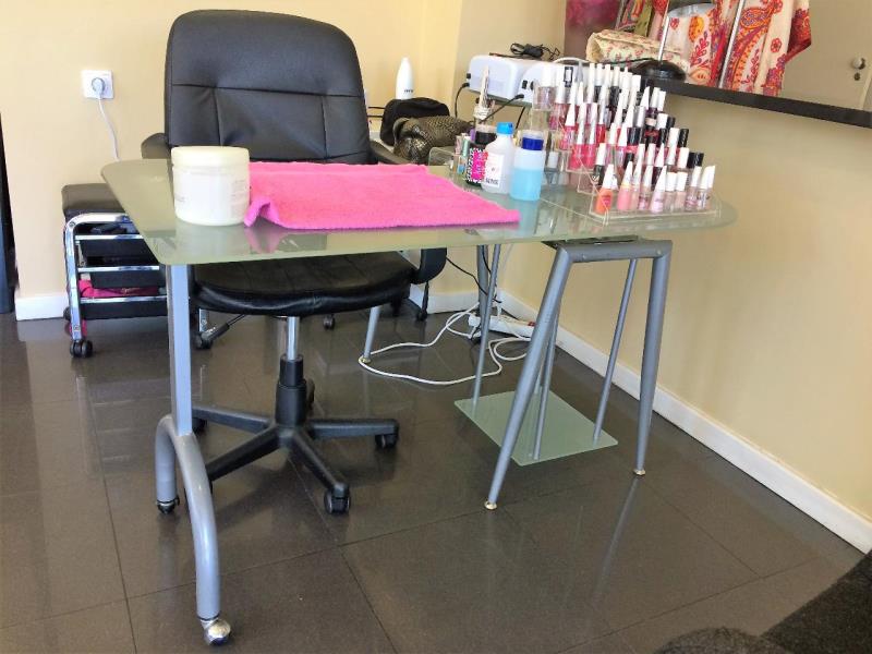 Fotografia de mobiliário: Secretária para apoio à manicure