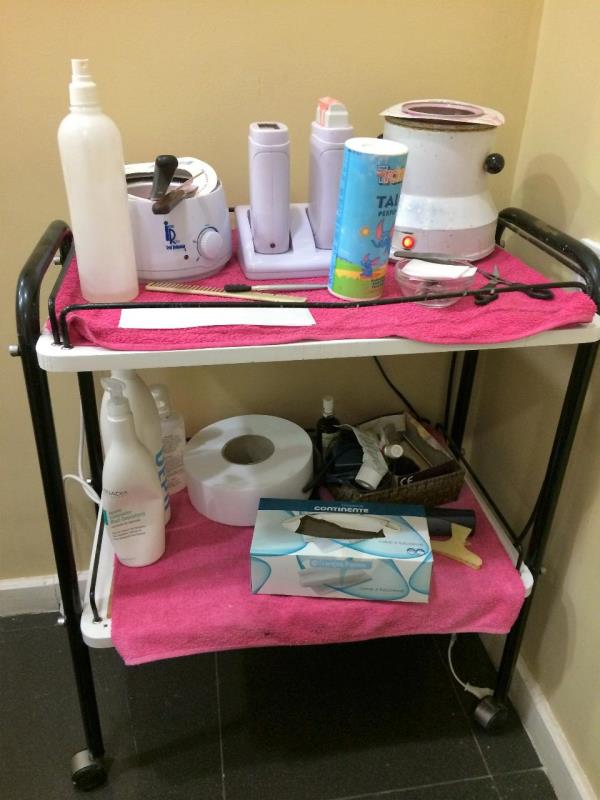 Fotografia de mobiliário: Mesa de apoio à estética.
