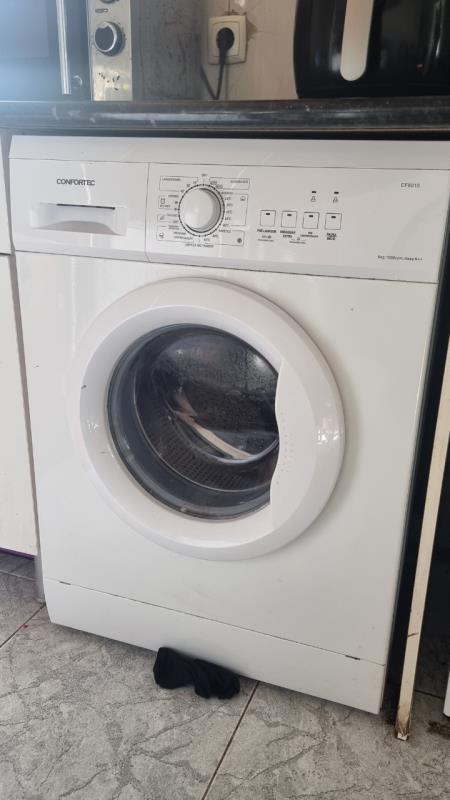 Fotografia de mobiliário: Lote composto por mobiliário de quarto e máquina de lavar roupa