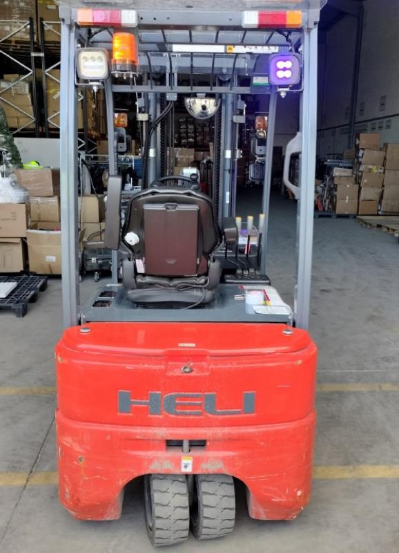 Fotografia de equipamento: empilhador contrabalançado electrico