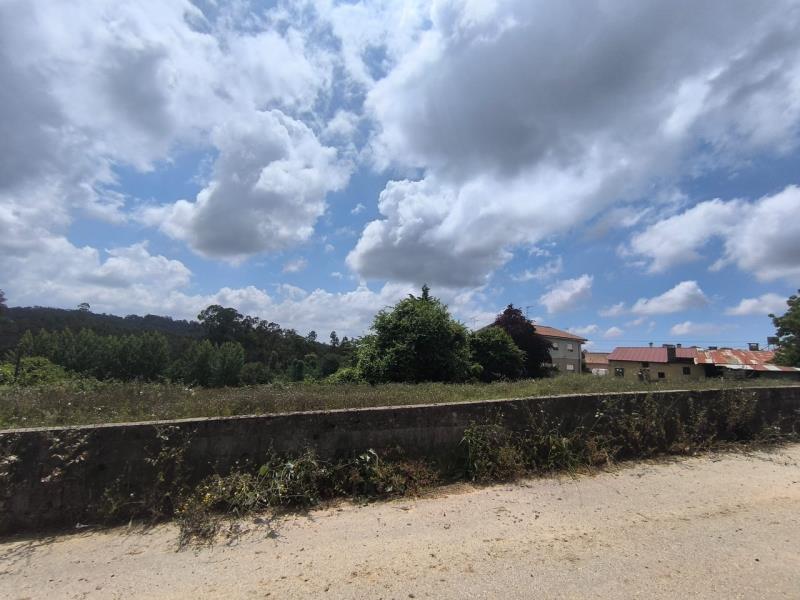 Fotografia de imóvel: Predio rústico que confronta com estrada