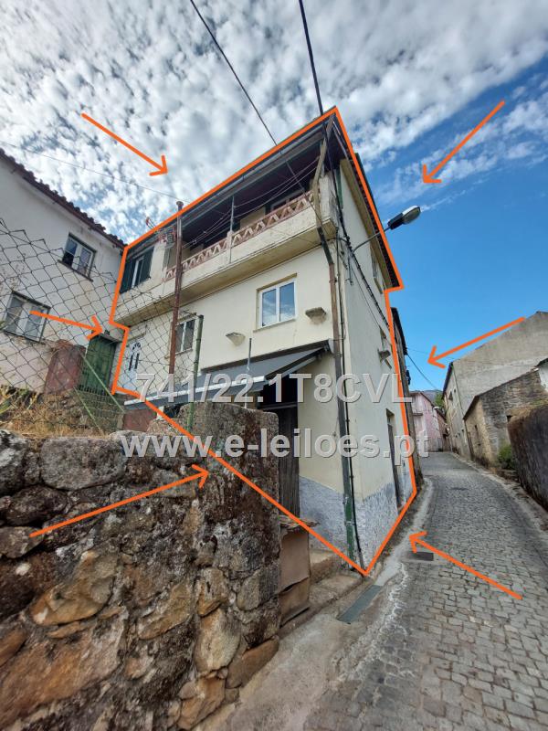 Moradia sita em Unhais da Serra e móveis descritos (lote único)