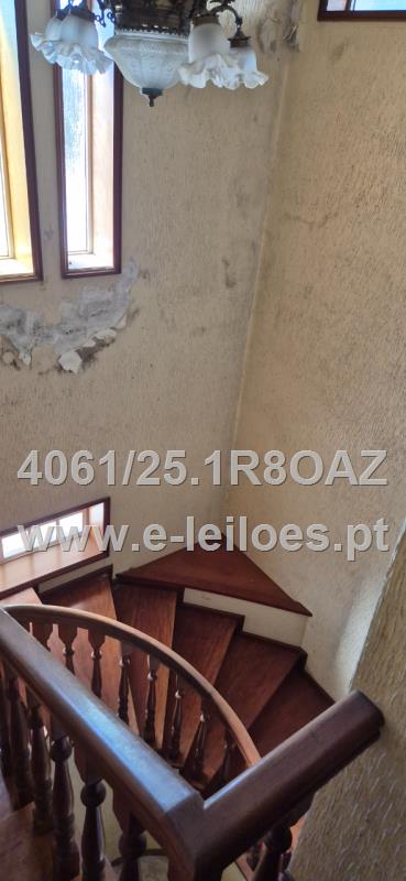 Moradia em Santa Maria de Lamas com armazés anexos