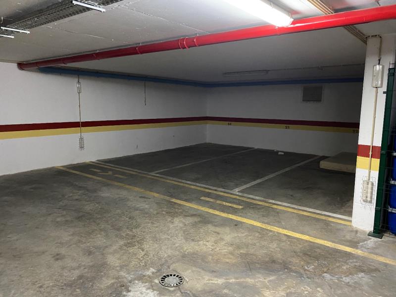 Fotografia de imóvel: 2/16 da Fração CM, referente à CV-2, estacionamento coberto/ fechado em Portimão
