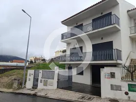 Fotografia 1 de 41: Moradia V3 de 3 pisos c/ Garagem e Anexo