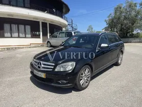 Fotografia 10 de 31: Uma viatura ligeira de passageiros da marca MERCEDES-BENZ, m