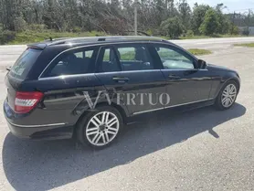 Fotografia 2 de 31: Uma viatura ligeira de passageiros da marca MERCEDES-BENZ, m