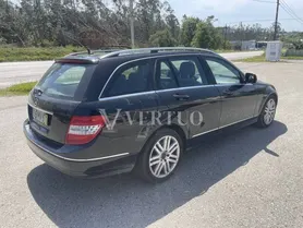 Fotografia 3 de 31: Uma viatura ligeira de passageiros da marca MERCEDES-BENZ, m
