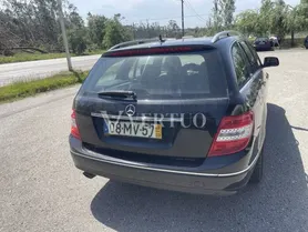 Fotografia 4 de 31: Uma viatura ligeira de passageiros da marca MERCEDES-BENZ, m