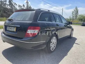 Fotografia 5 de 31: Uma viatura ligeira de passageiros da marca MERCEDES-BENZ, m