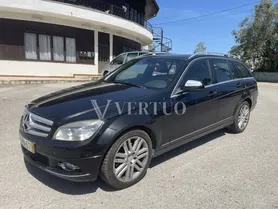 Fotografia 8 de 31: Uma viatura ligeira de passageiros da marca MERCEDES-BENZ, m