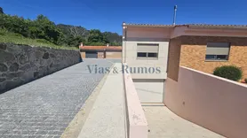Fotografia 8 de 17: Casa de 2 pisos c/ logradouro
