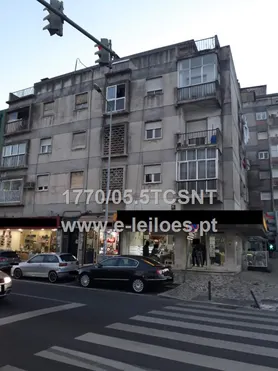 Fotografia 1 de 34: 1/2 do Prédio Urbano destinado a habitação e comércio, em Ag
