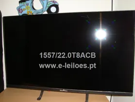 Fotografia 4 de 6: Televisor e roupeiro de pano