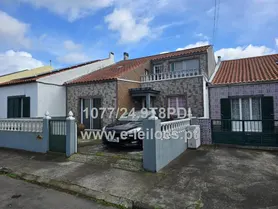 Fotografia 1 de 47: Prédio Urbano, sito na R. Cónego José Bernardo Almada, Fajã 