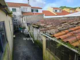 Fotografia 10 de 47: Prédio Urbano, sito na R. Cónego José Bernardo Almada, Fajã 