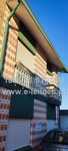 Fotografia 1 de 28: PRÉDIO CONSTITUIDO POR  2 ANDARES,  ANEXOS E QUINTAL